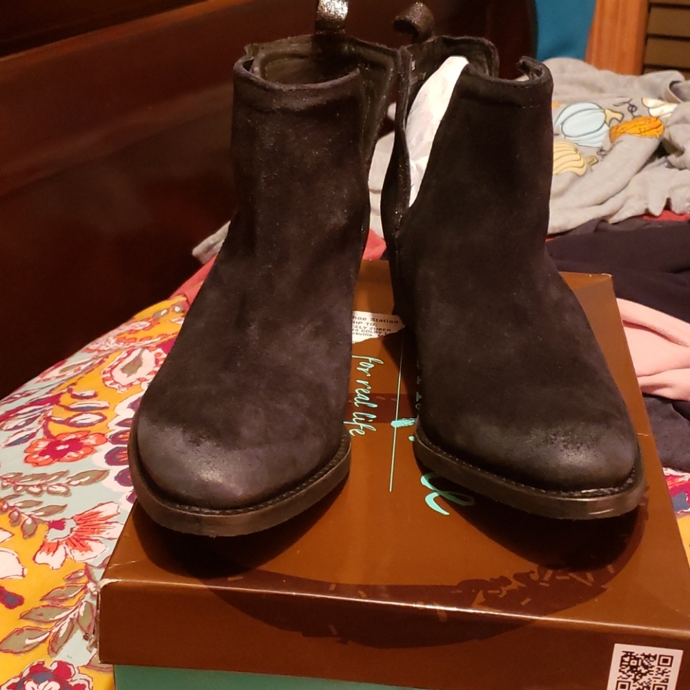 Boots - Picture 3 of 5